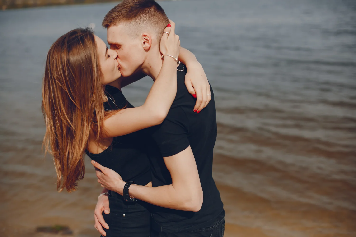 rencontres PACA — couple en tenue sombre au bord de l’eau