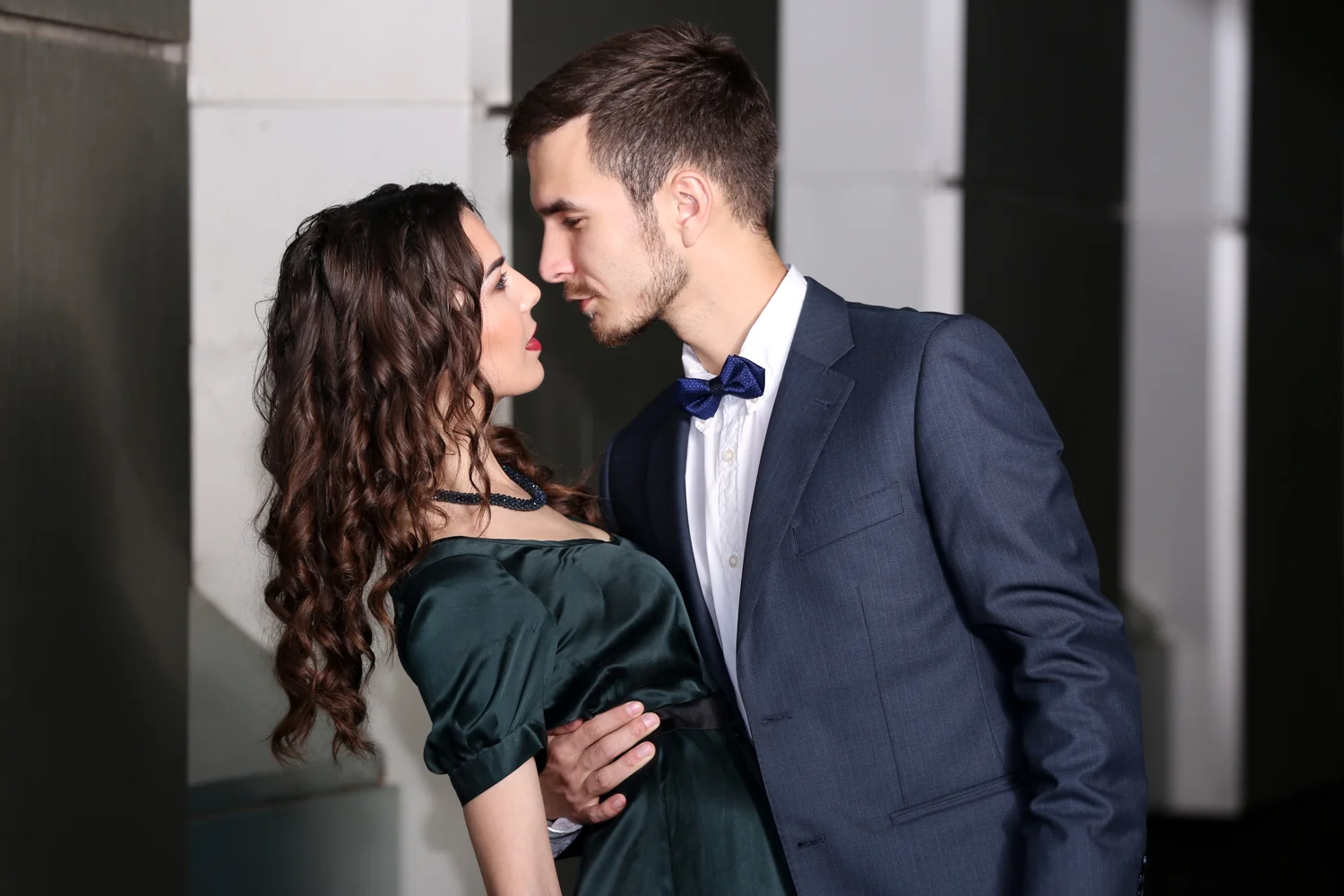 rencontres haut de gamme — couple élégant, robe vert foncé et costume bleu