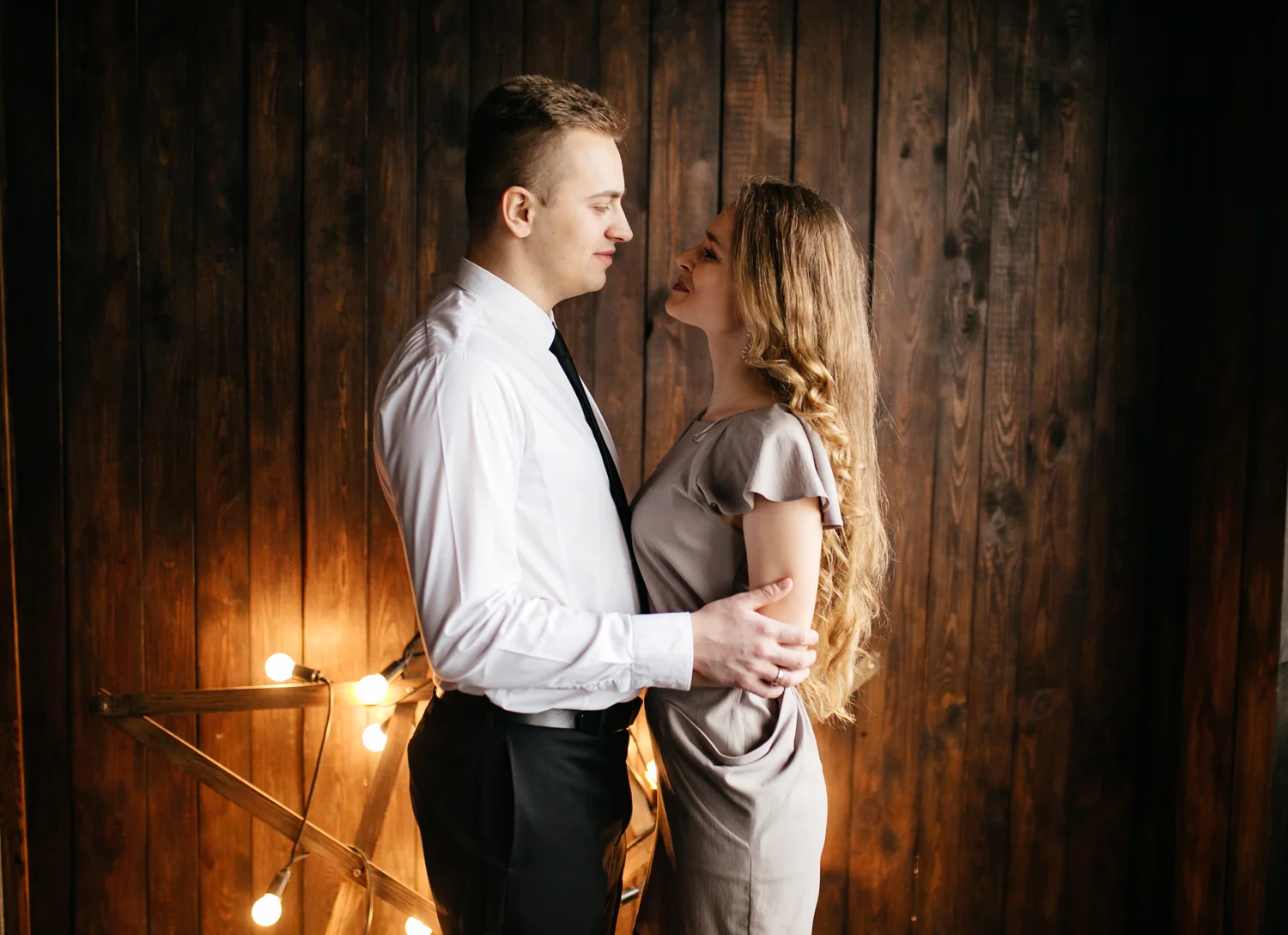 rencontres Occitanie — couple en tenue de soirée dans un décor boisé