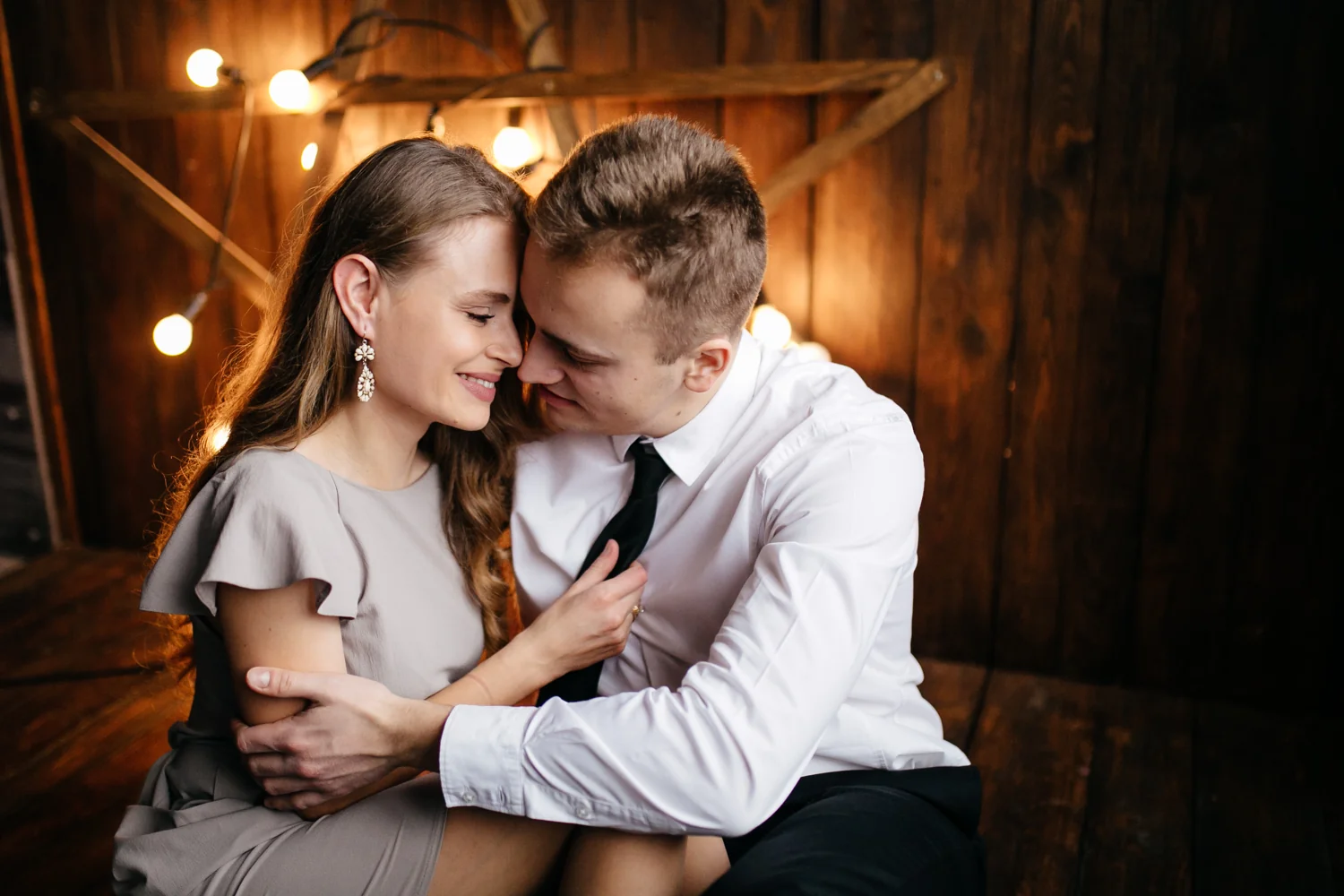 dating Toulouse — elegant couple sitting together in soft light