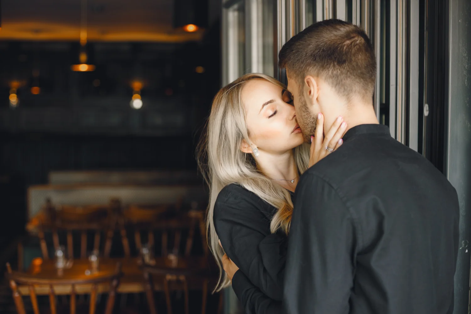 dating Cannes — couple kissing beside an elegant venue entrance