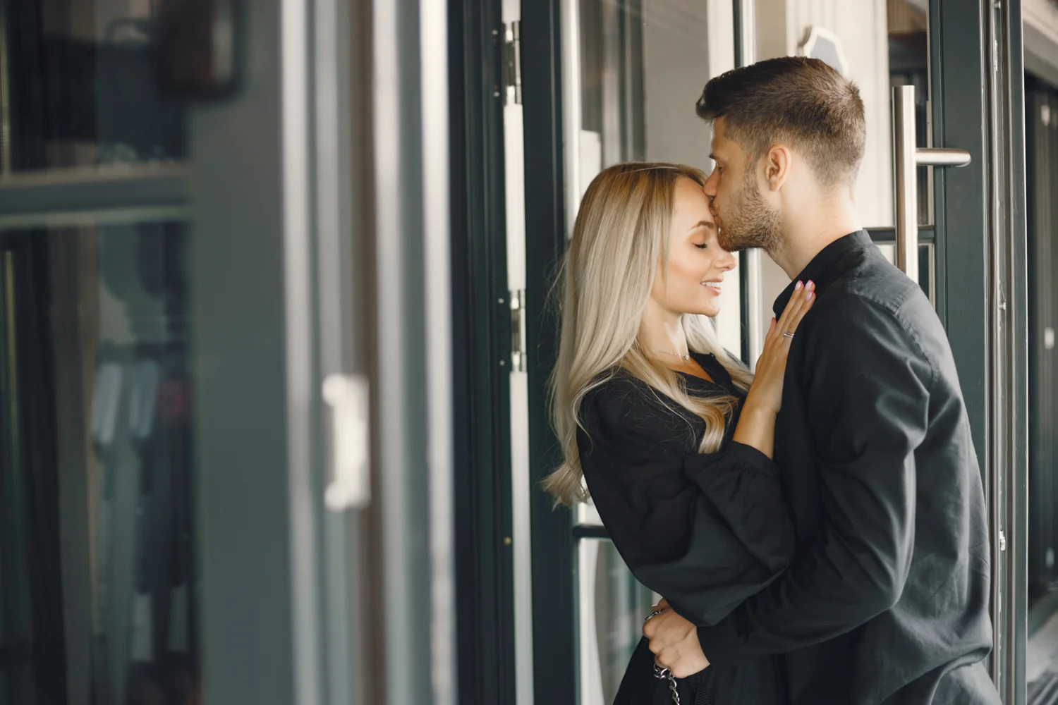 conseils rencontres haut de gamme — couple rapproché devant une façade contemporaine