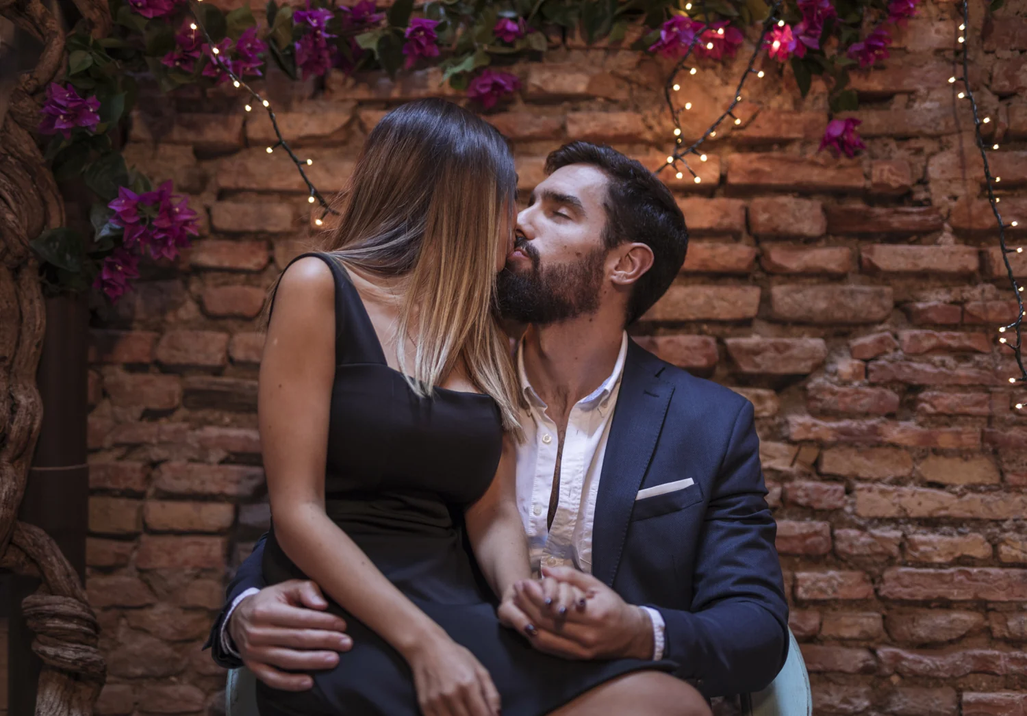 rencontres Bordeaux — couple échangeant un regard dans un salon raffiné